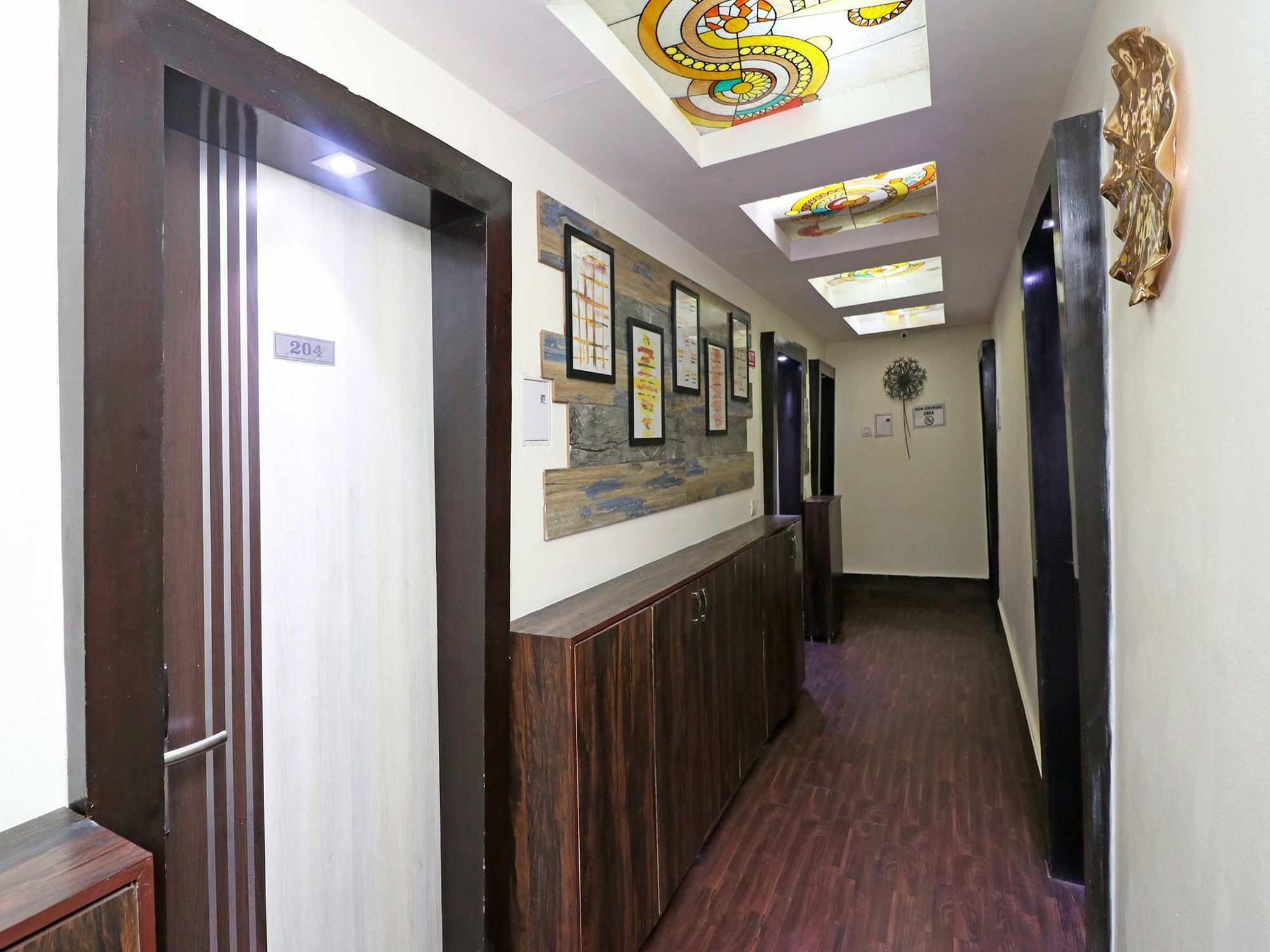 Oyo 13451 Star Corporate Avenue Hotel New Delhi Eksteriør billede